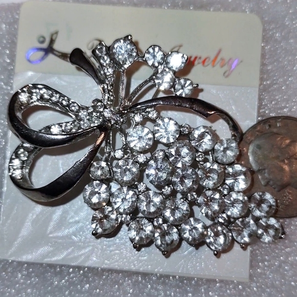 Cluster of Grapes Brooch - Picture 10 of 11